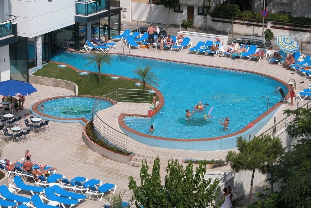 Hotel Blaucel บลาเนส ภายนอก รูปภาพ